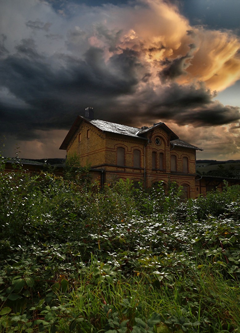 Alter, verlassener Bahnhof in Mittelhessen
