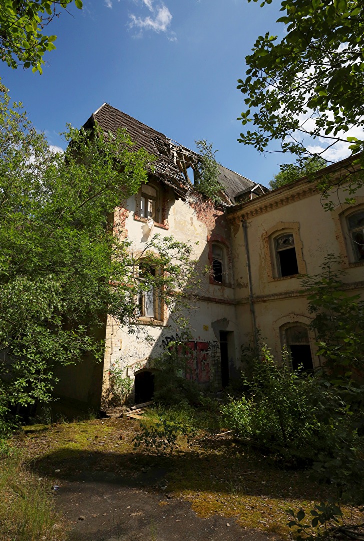 Verlassene Klinik im Nirgendwo