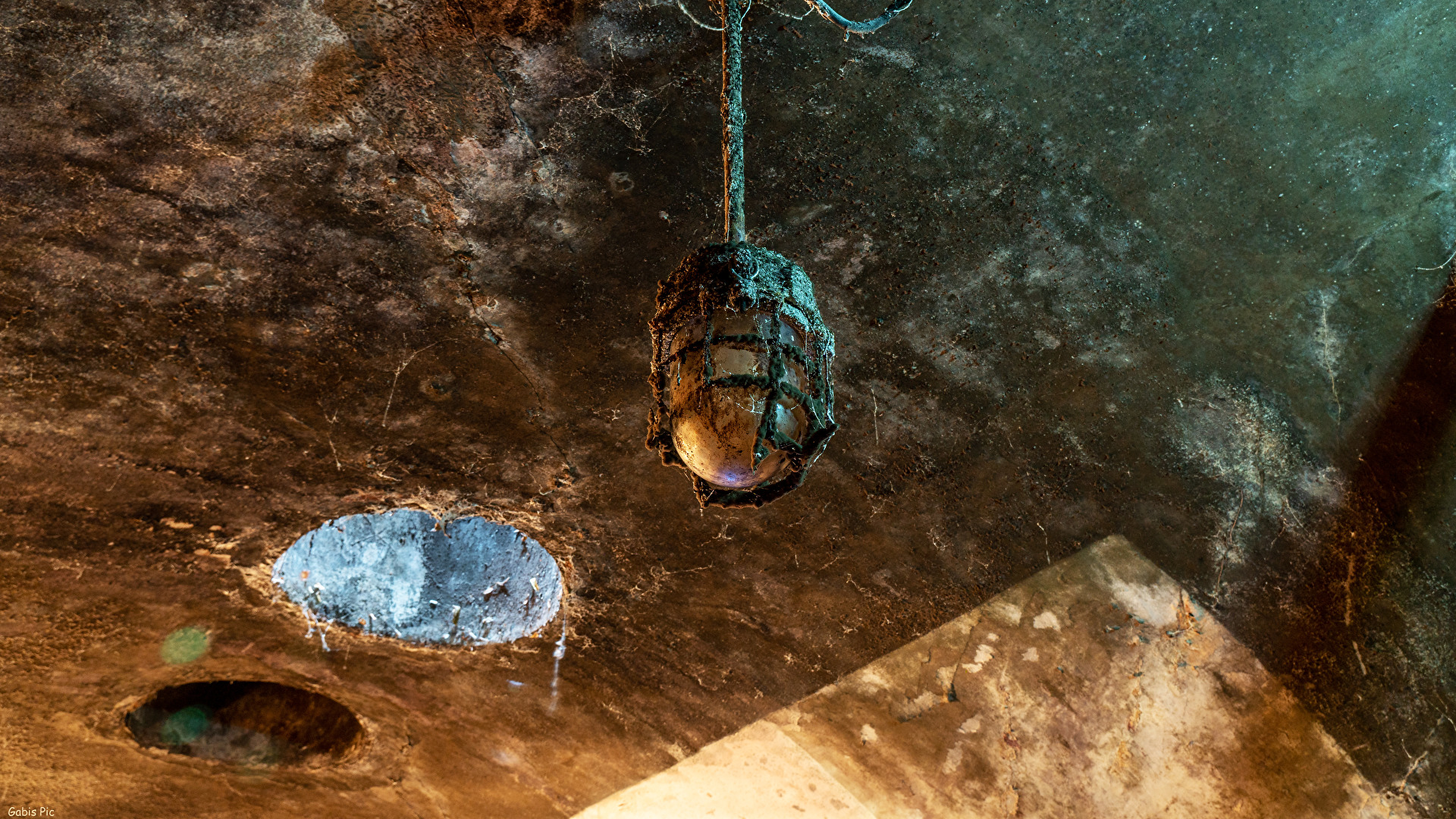 Lampen im unterirdischen Kanalsystem