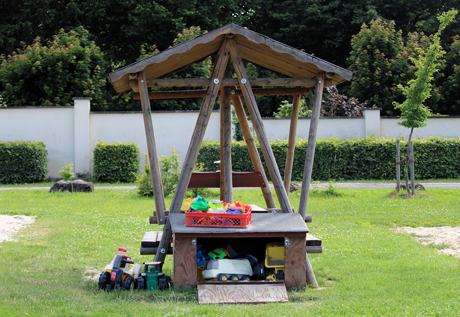 Kinder-Alltagsgegenstände auf einem Spielplatz