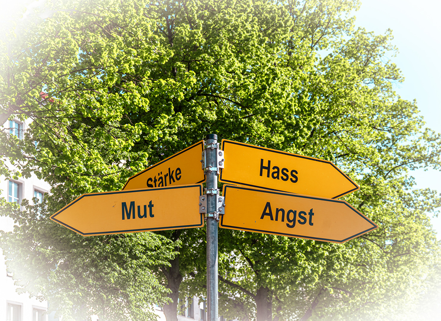 Straßenschild in Bayreuth - in welche Richtung soll es in Zukunft gehen? Schönes WE!
