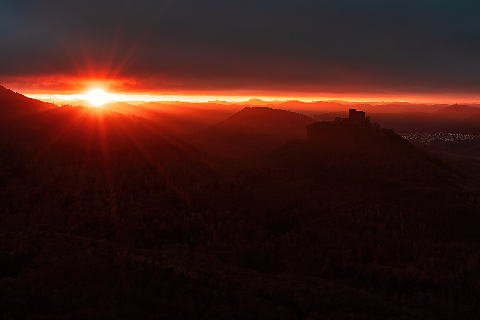 Reichsburg Trifels im Sonnenuntergang