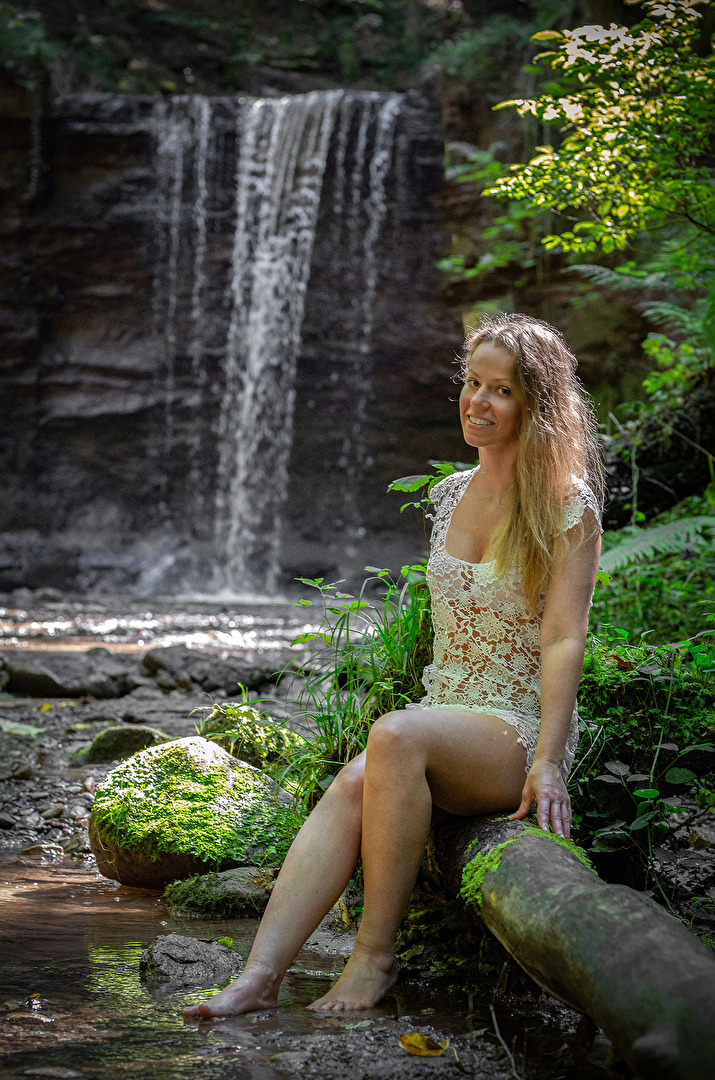 Der vordere Hörschbachfall (bei Murrhardt) mit Marina.