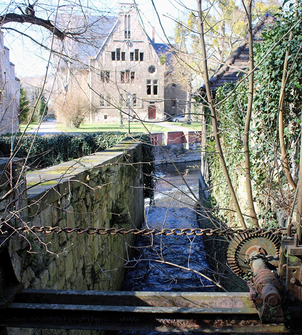 Zieh - und Kettenpansterzeug im Wasserkanal