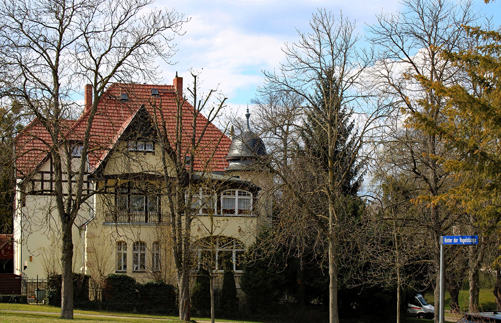 Hinter der Vogelstange