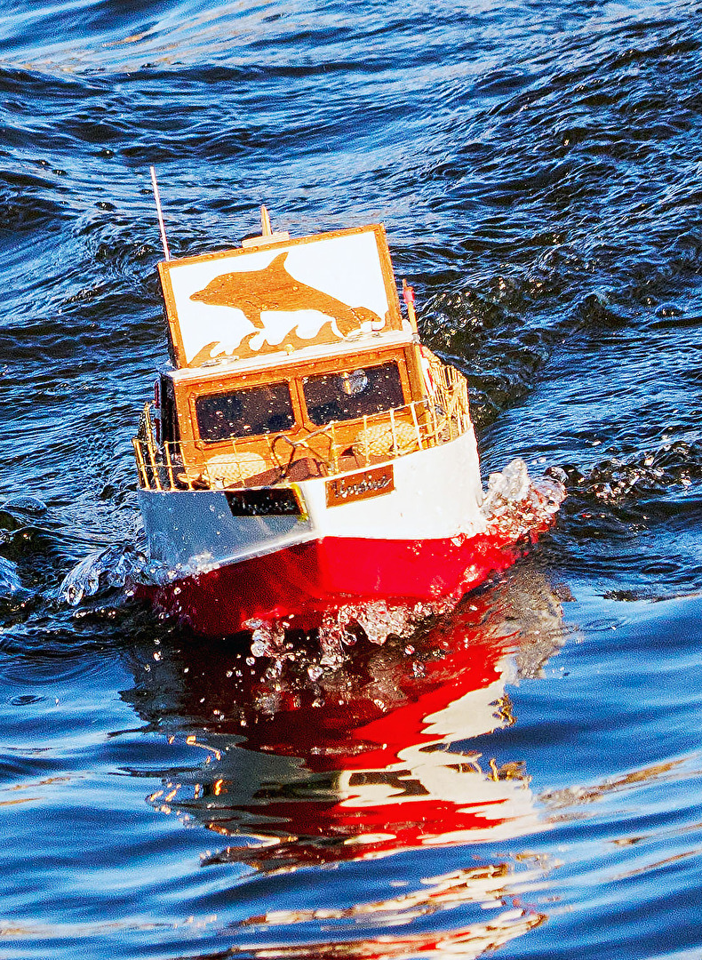 Modellschiff in voller Fahrt