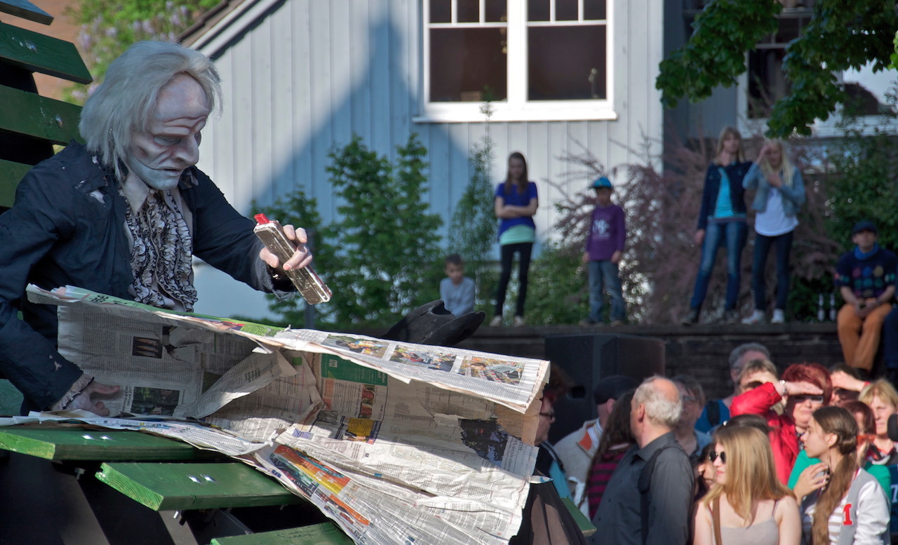 #theater | °... zeitung lesen. | teatro só. sómento: einsamkeit im alter [2|4]