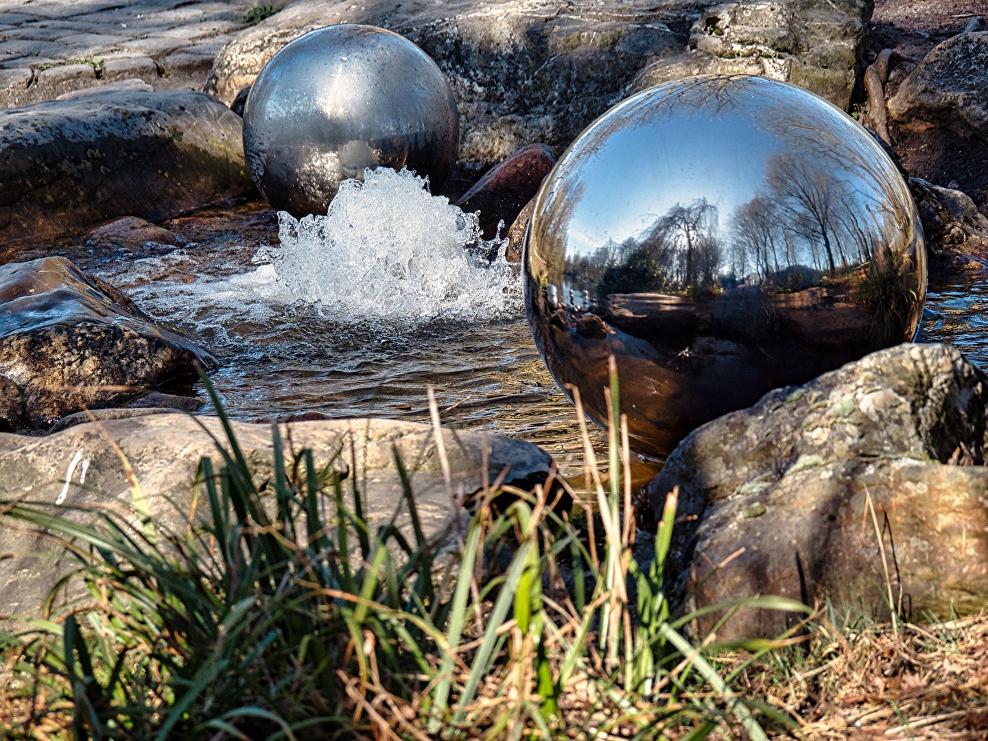 Kugelkaskaden am See im Gütersloher Stadtpark - Spiegelungen