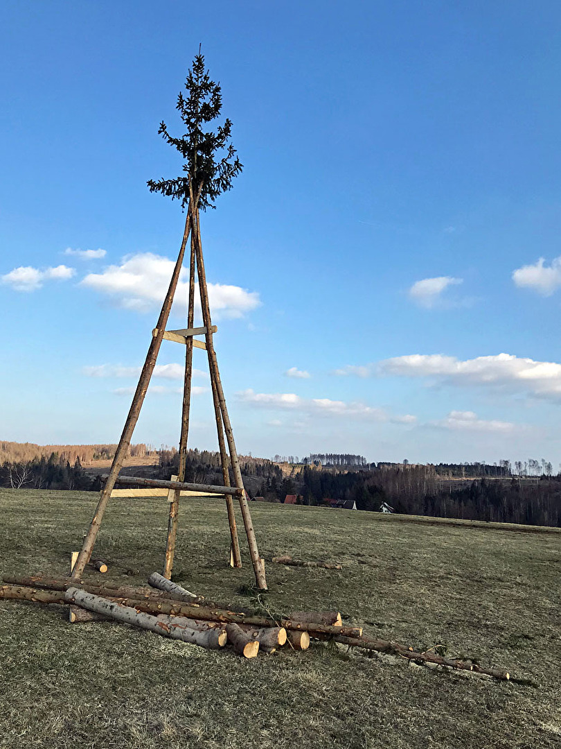 Erste Vorbereitungen zum Osterfeuer...