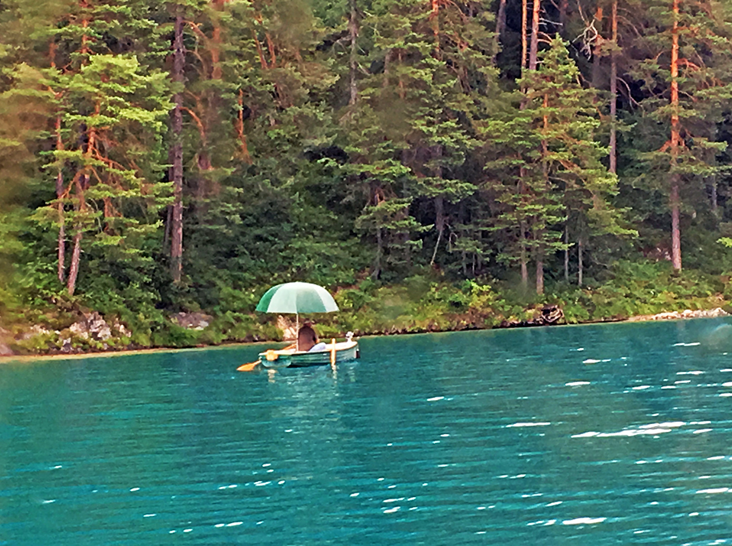 Boote / der Angler mit Schirm...