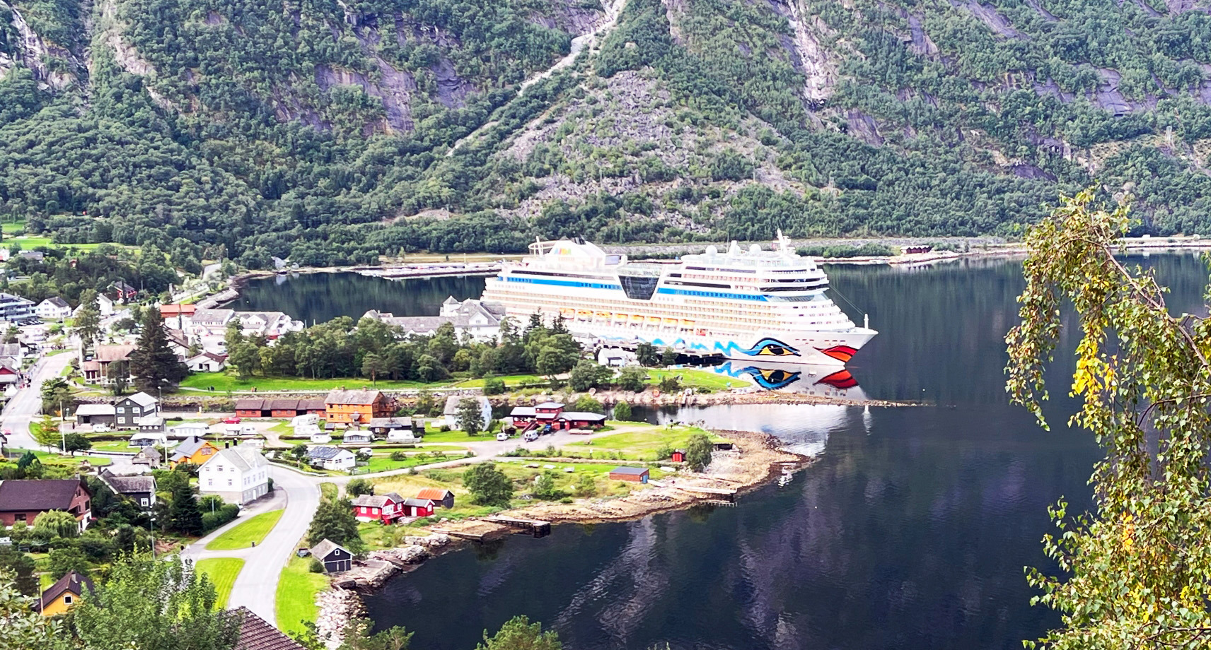großes Schiff - kleiner Hafen