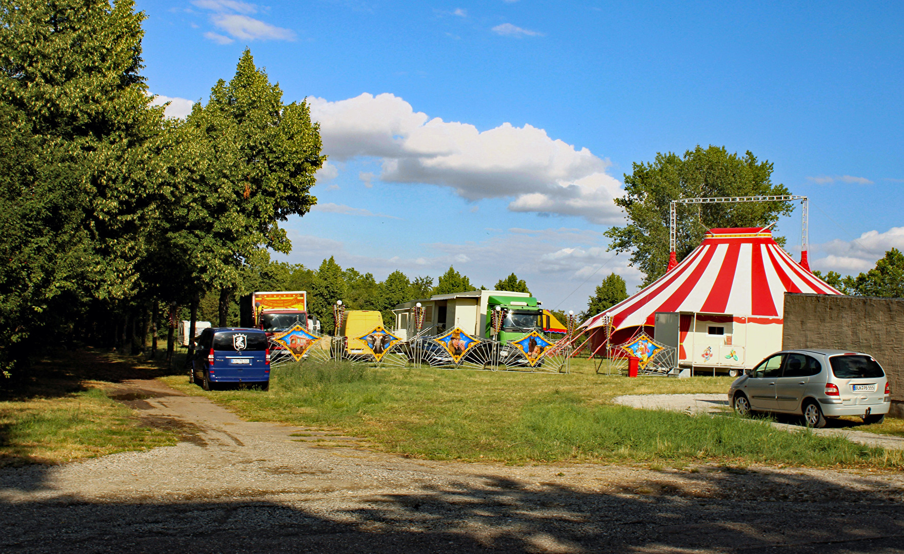 In der Stadt hat ein Circus Halt gemacht.