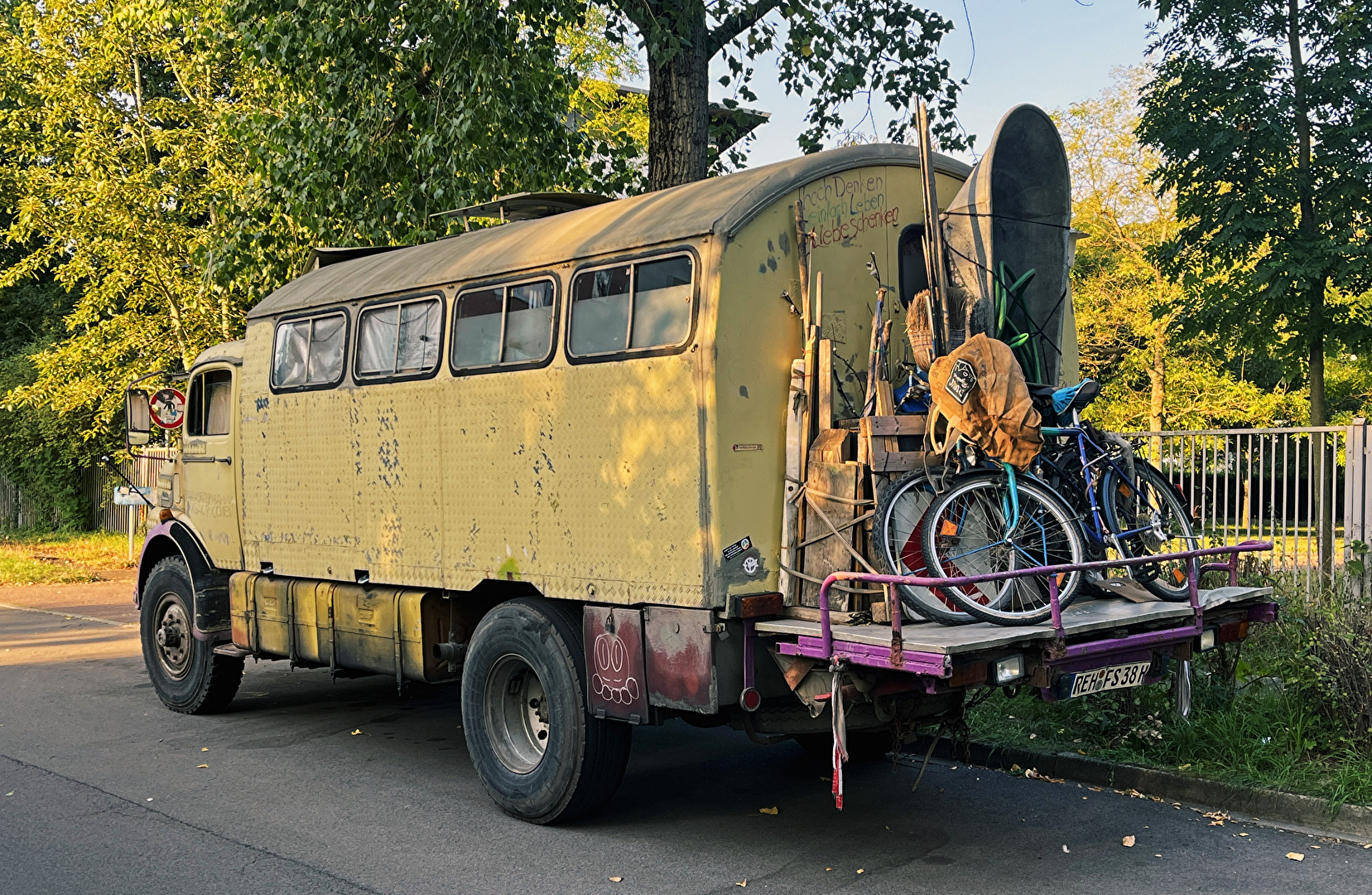 Campingwagen, sogar mit Badewanne...