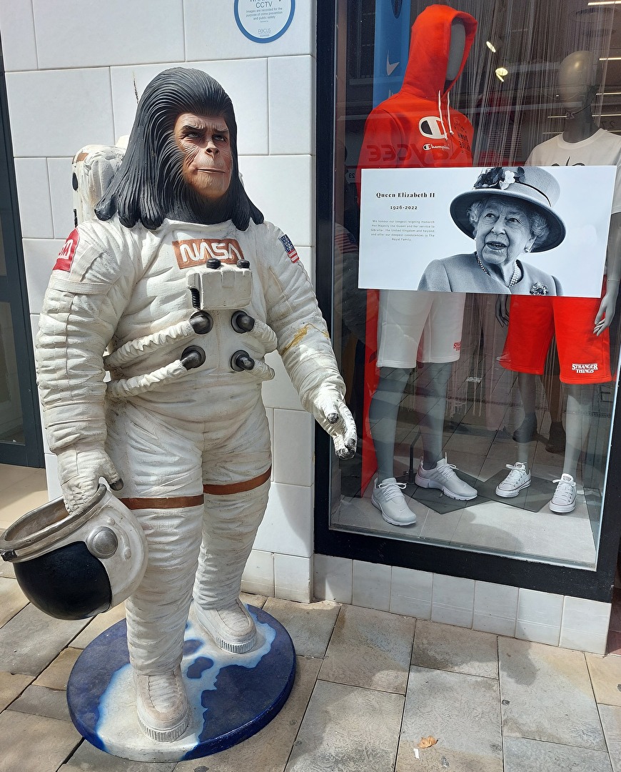 Queen Elizabeth II und der Affe im NASA-Raumanzug