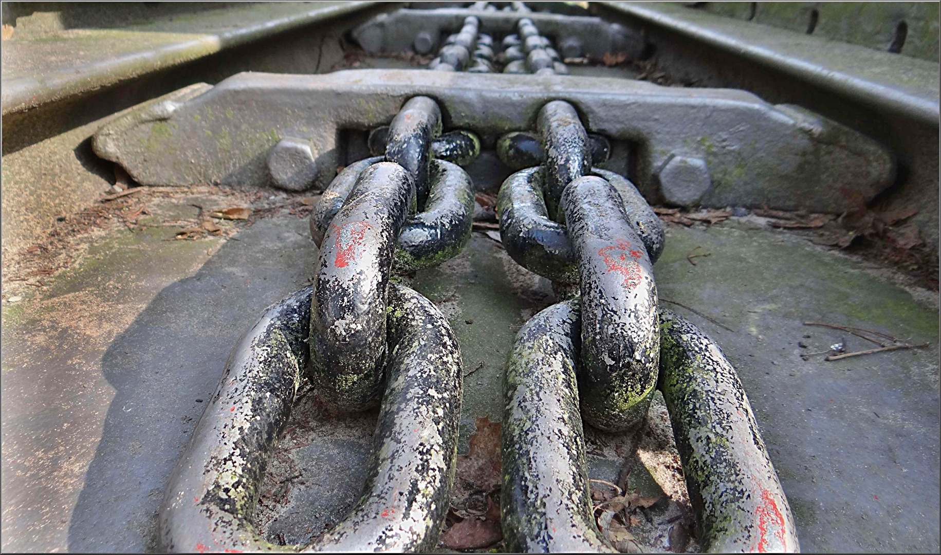 an die Kette gelegt