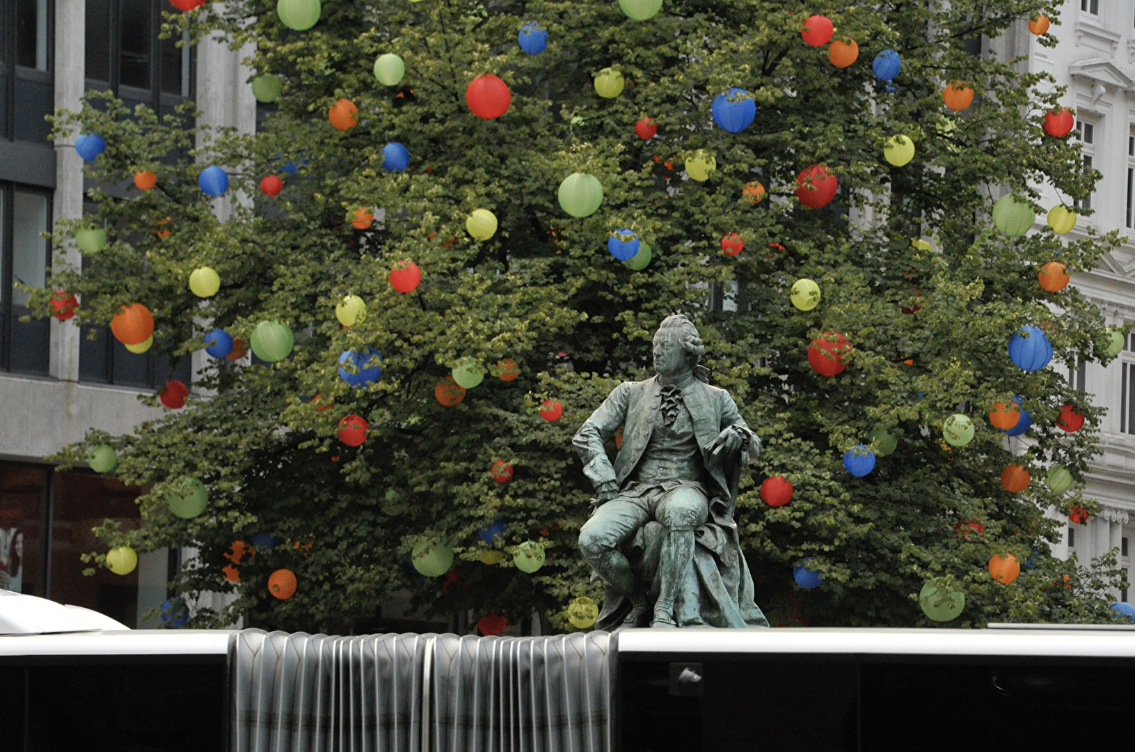 Ballons mit Lessing on the bus