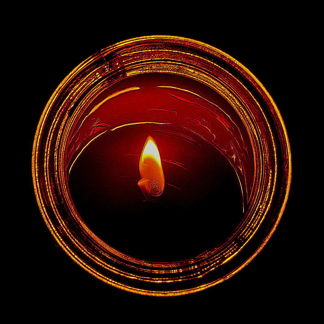 die Kerze auf dem Frühstückstisch