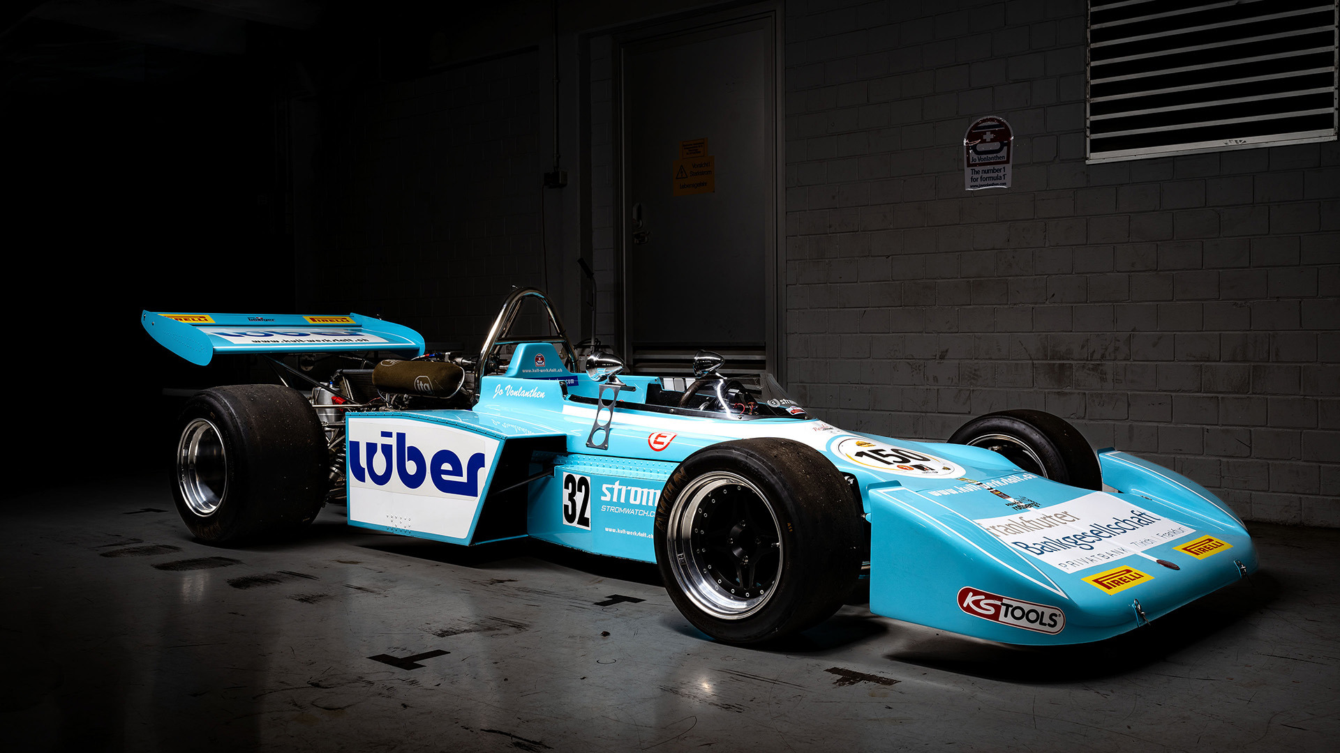 Freistellung Formel Fahrzeug bei Nacht