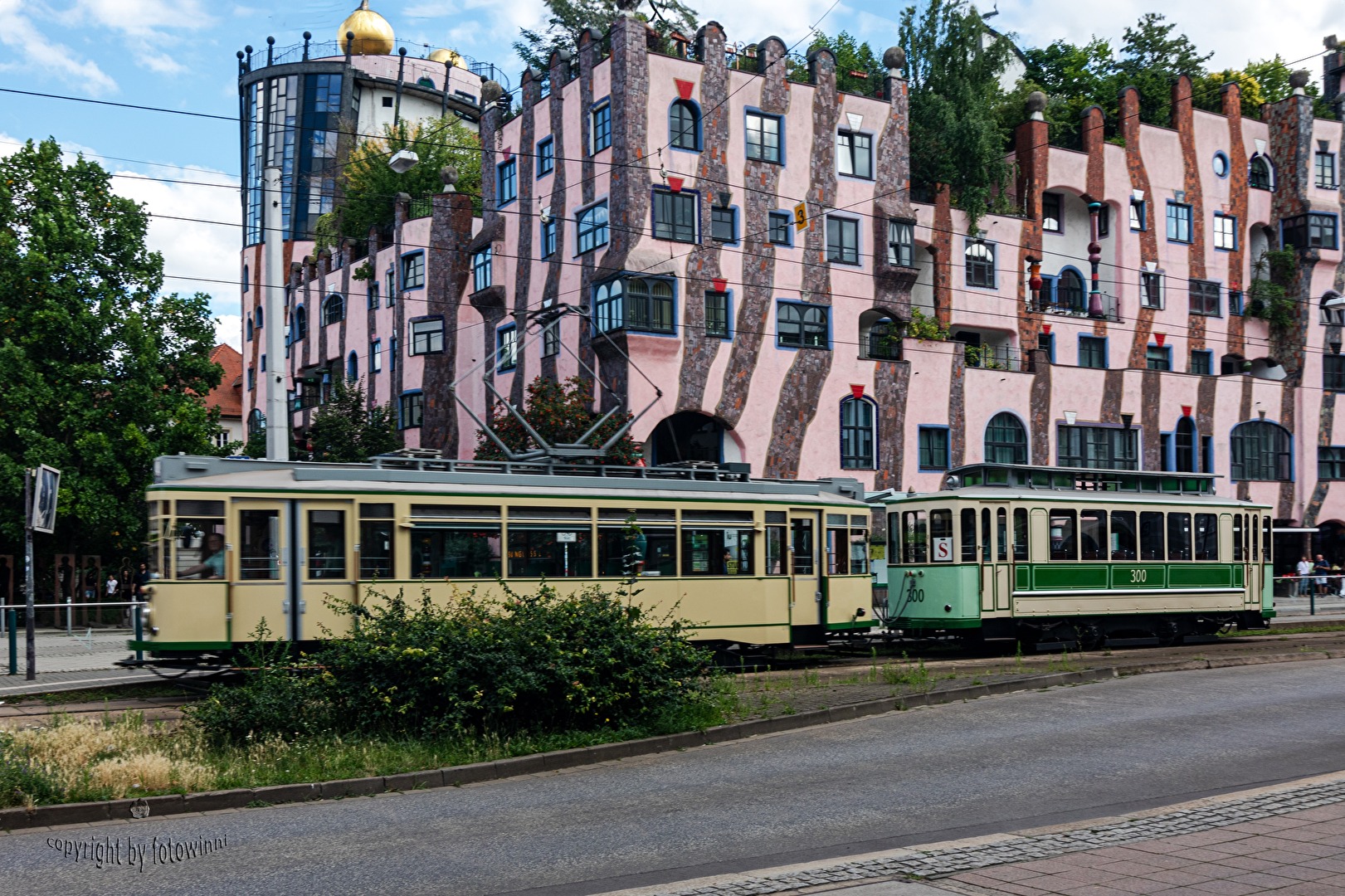 historische #Straßenbahn vor dem Hundertwasserhaus in Magdeburg
