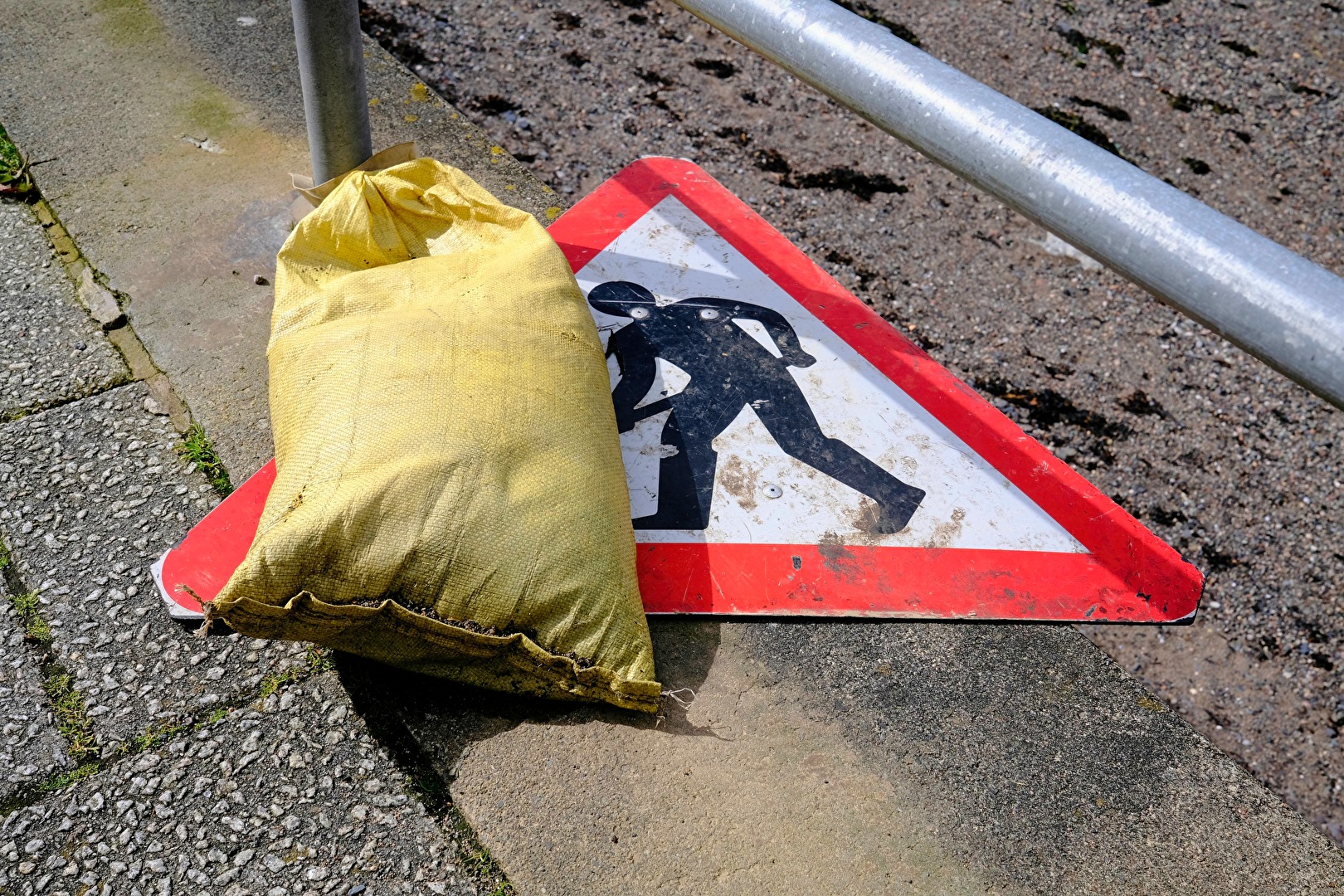 Dieser #Bauarbeiter hat ein schweres Los zu tragen!