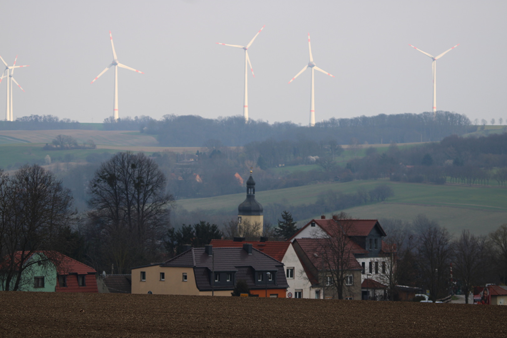 Leuchtende Windräder am Horizont