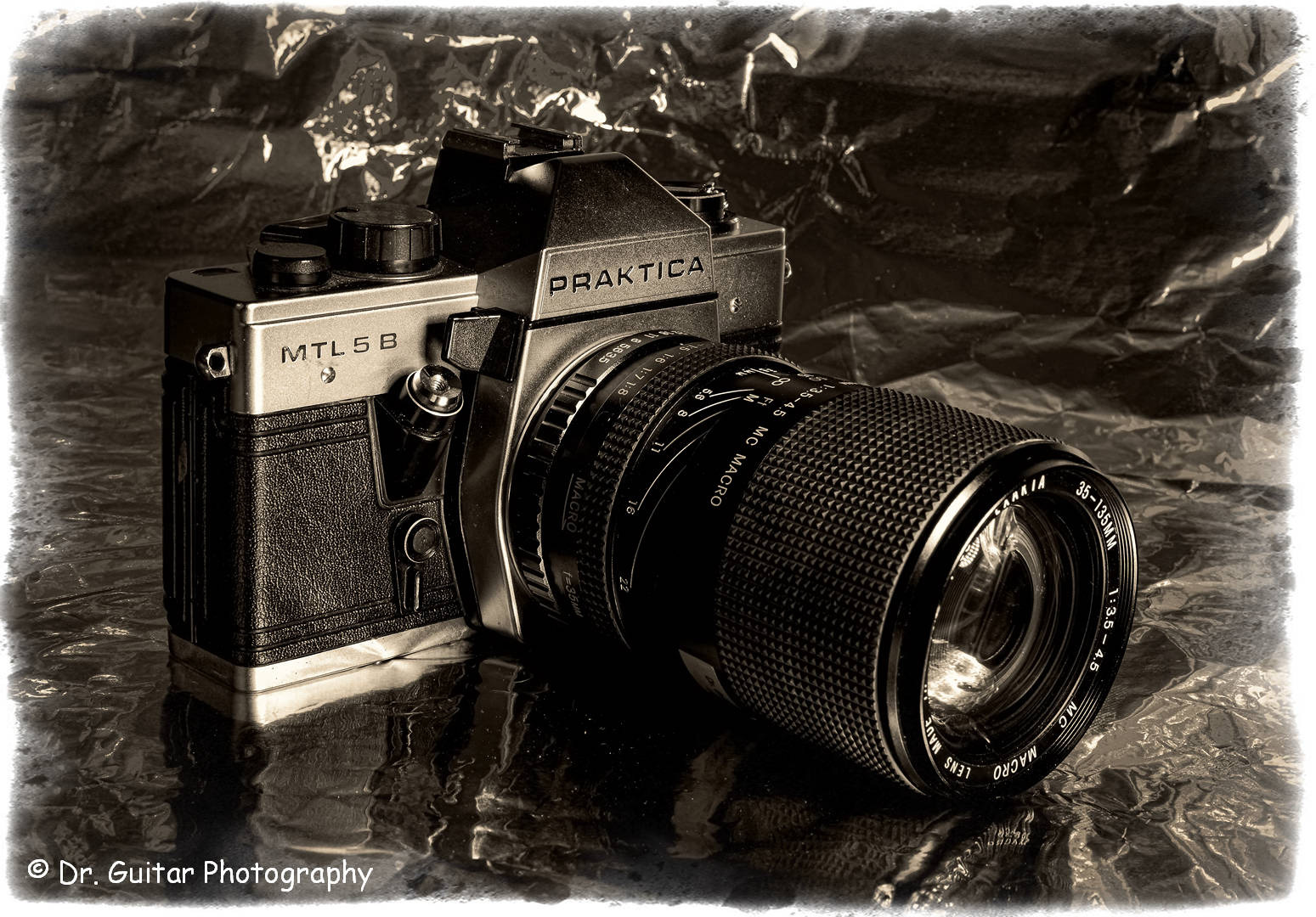 CLASSIC 35MM SLR CAMERA