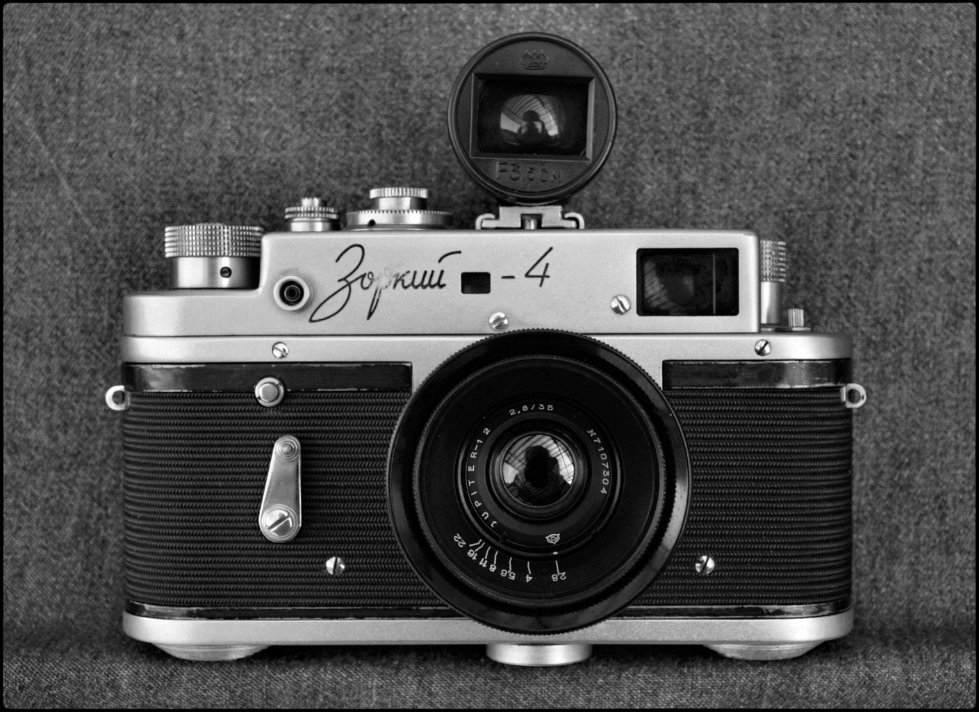 Zorki 4 mit Jupiter 12 1:2,8 35mm und Aufstecksucher für 35mm.