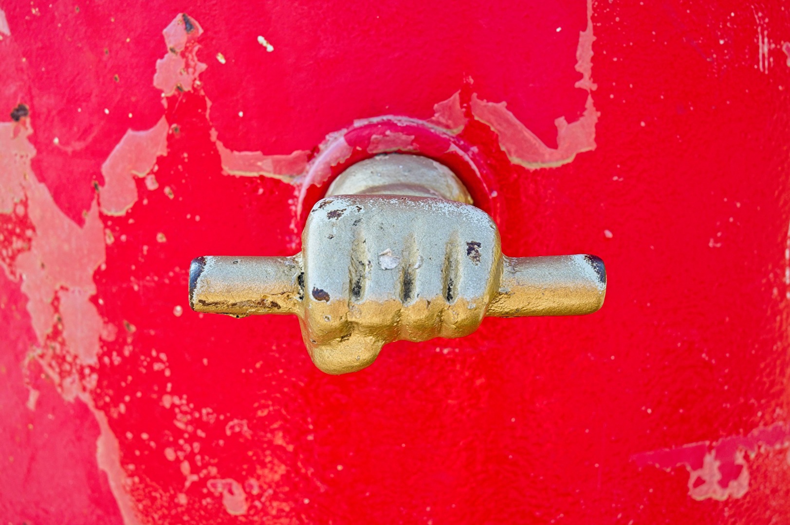 Eine kleine Türklinke in Gold mit Rot