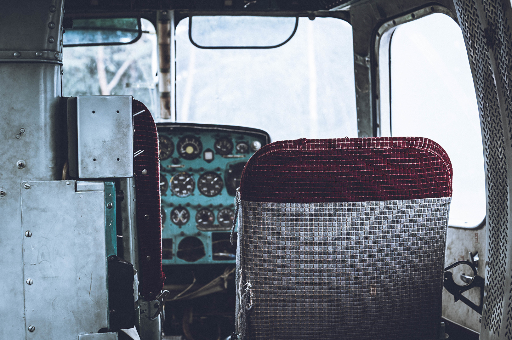 Cockpit eines alten, russischen Hubschraubers.