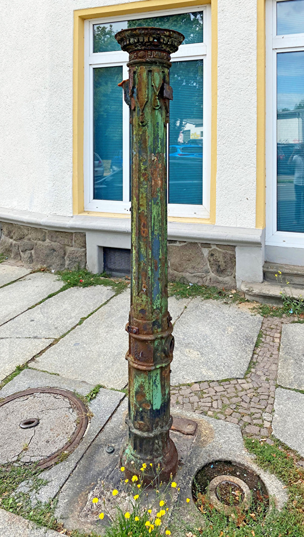 Trauriger Rest eine Wasserpumpe über einem Brunnen mitten in Leipzig