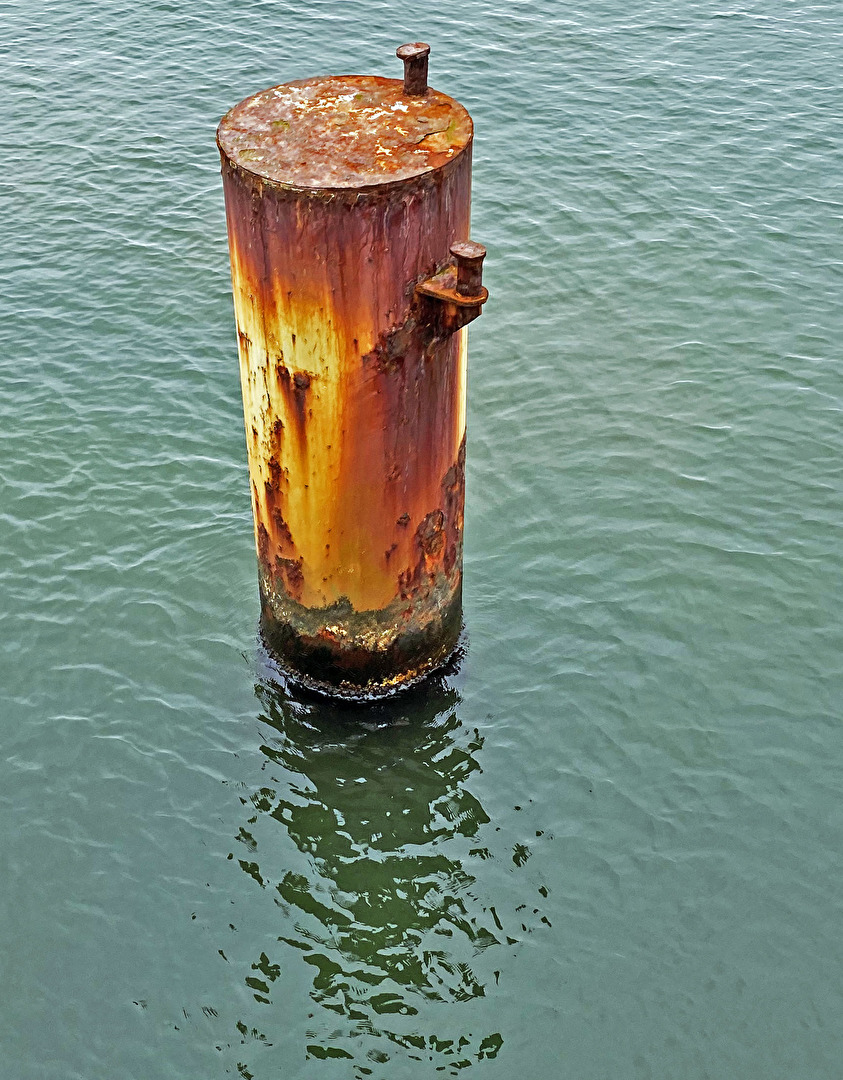 Minimalismus / einsam, rostig und im kalten Wasser
