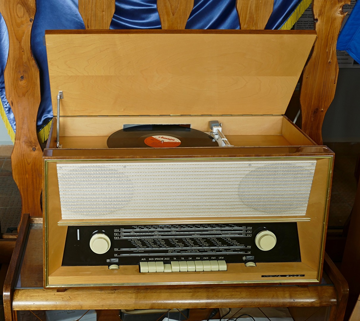 Kombiniert Radio und Plattenspieler