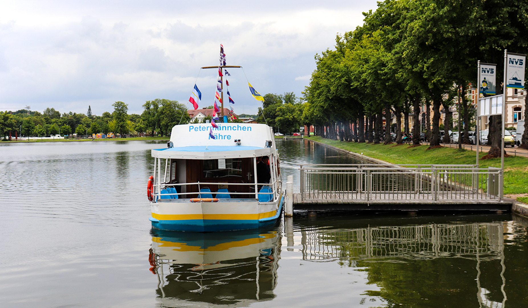 Petermännchen-Fähre am Anleger auf dem Pfaffenteich in Schwerin