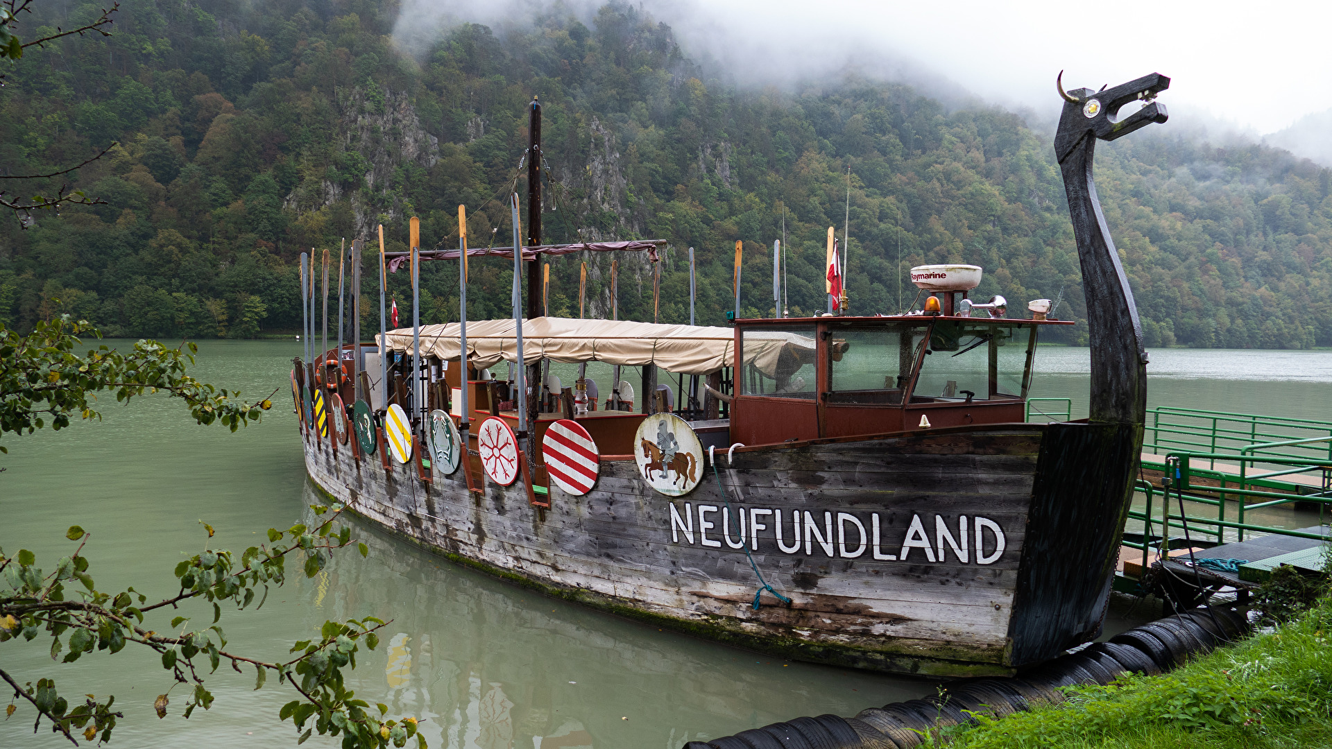 Wikingerschiff an der Donau