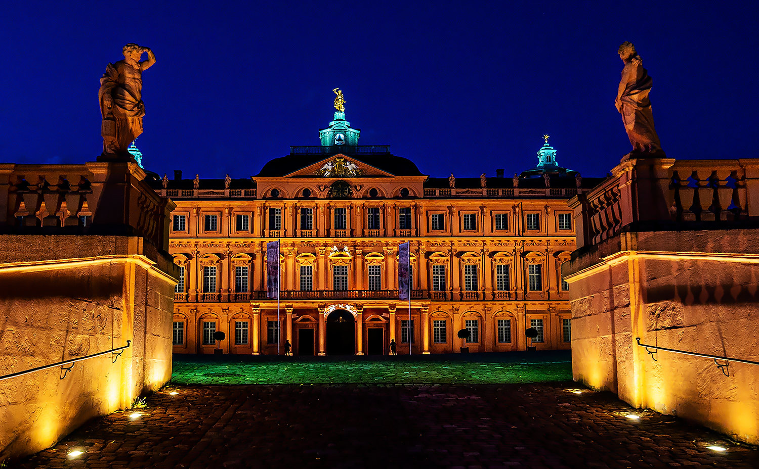 Der Haupteingang zur blauen Stunde