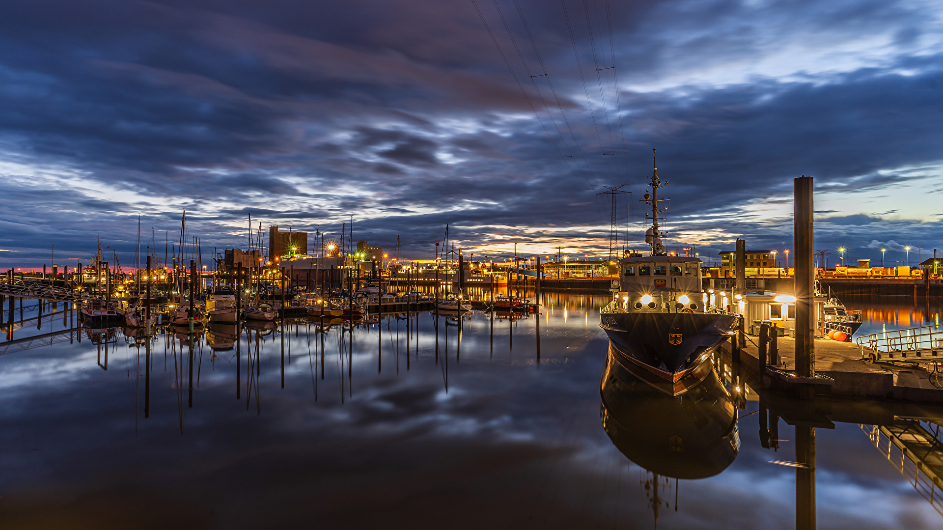 Abendstimmung im Emder Aussenhafen