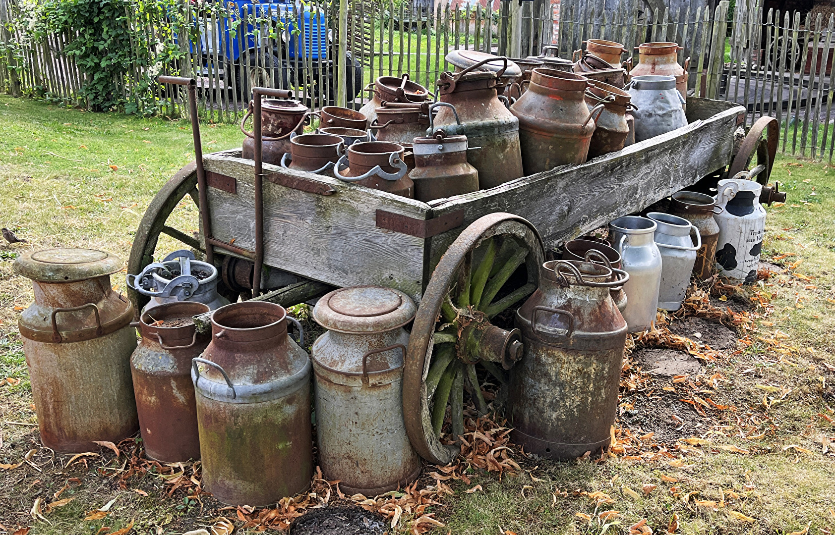 Milchkannen im „Karls Erlebnis-Dorf“