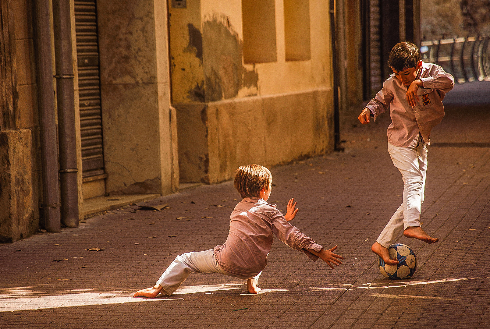 Spanien - Jungen spielen Fußball.