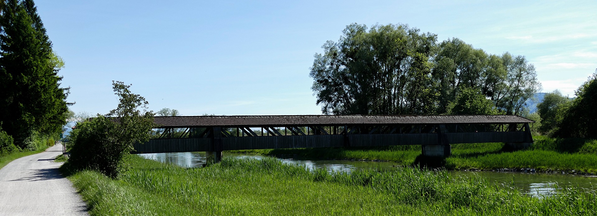 Holzbrücke über den Fluss