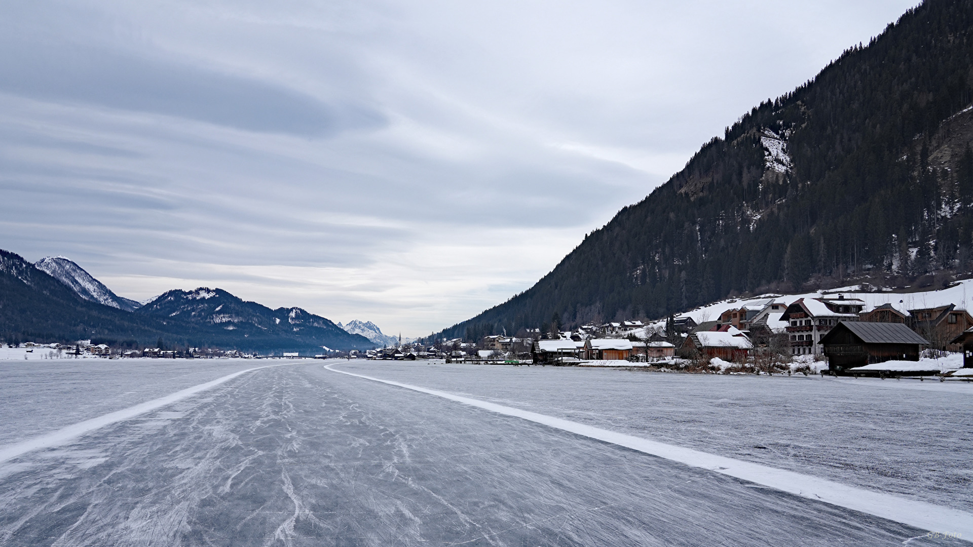 Am Eis mit Schlittschuhen am See