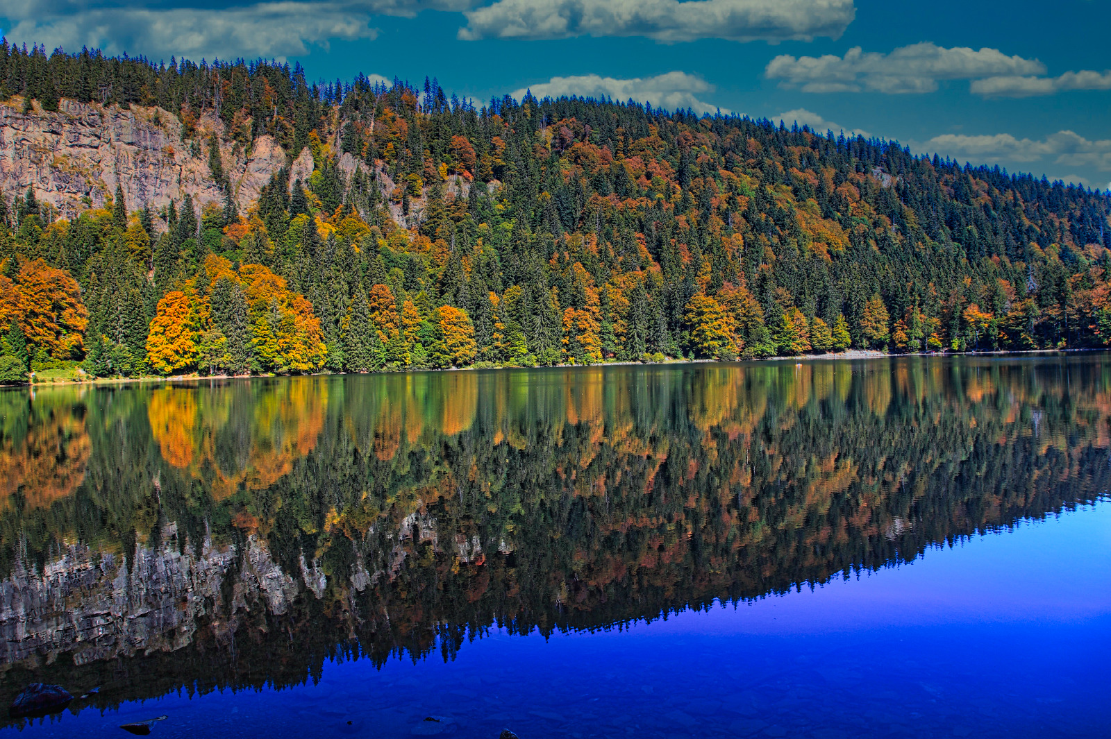 See mit Wasserspiegelung