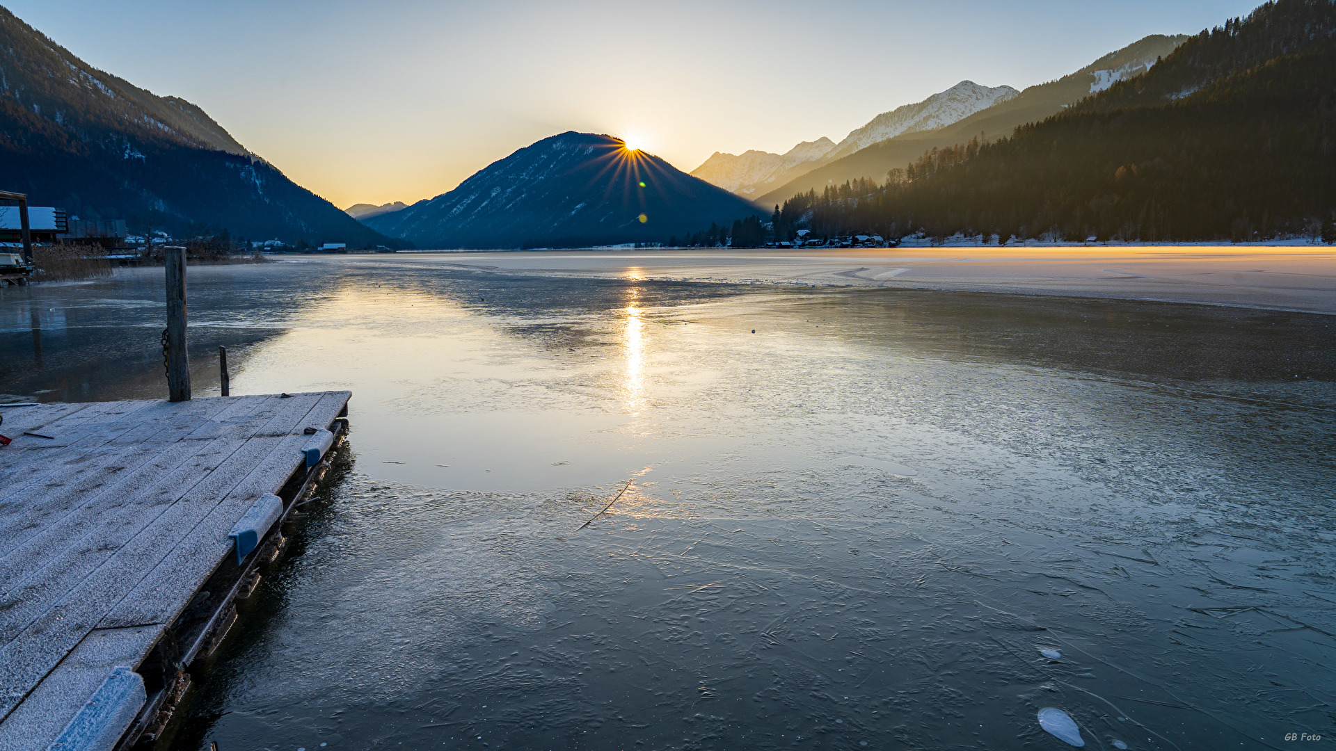 Sonnenaufgang über den Weißensee (Kärnten) in klirrender Kälte.