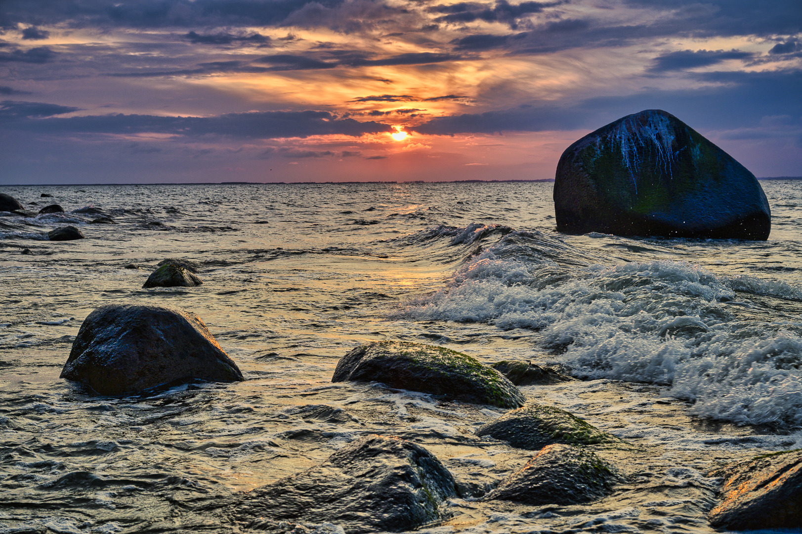 Findling Nähe Hafen Lohme auf Rügen