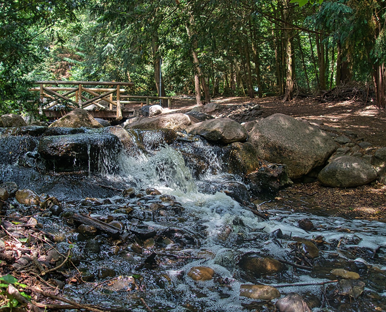 Kleiner Wasserfall im Park