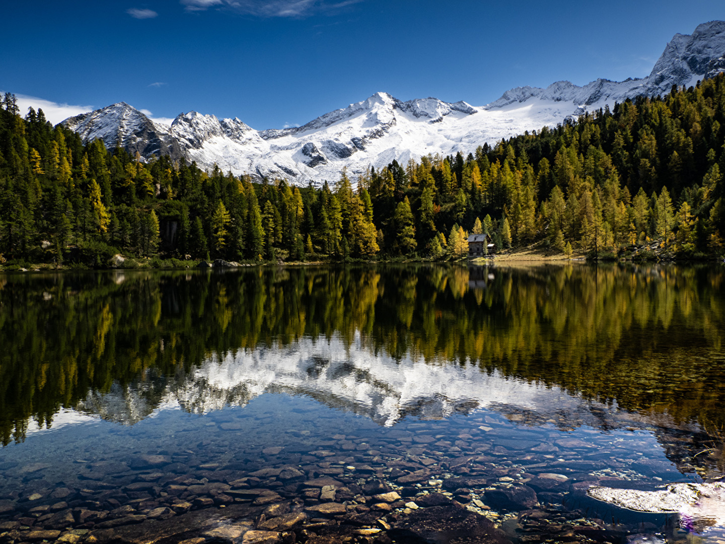 Ein Spiegelbild in den Alpen