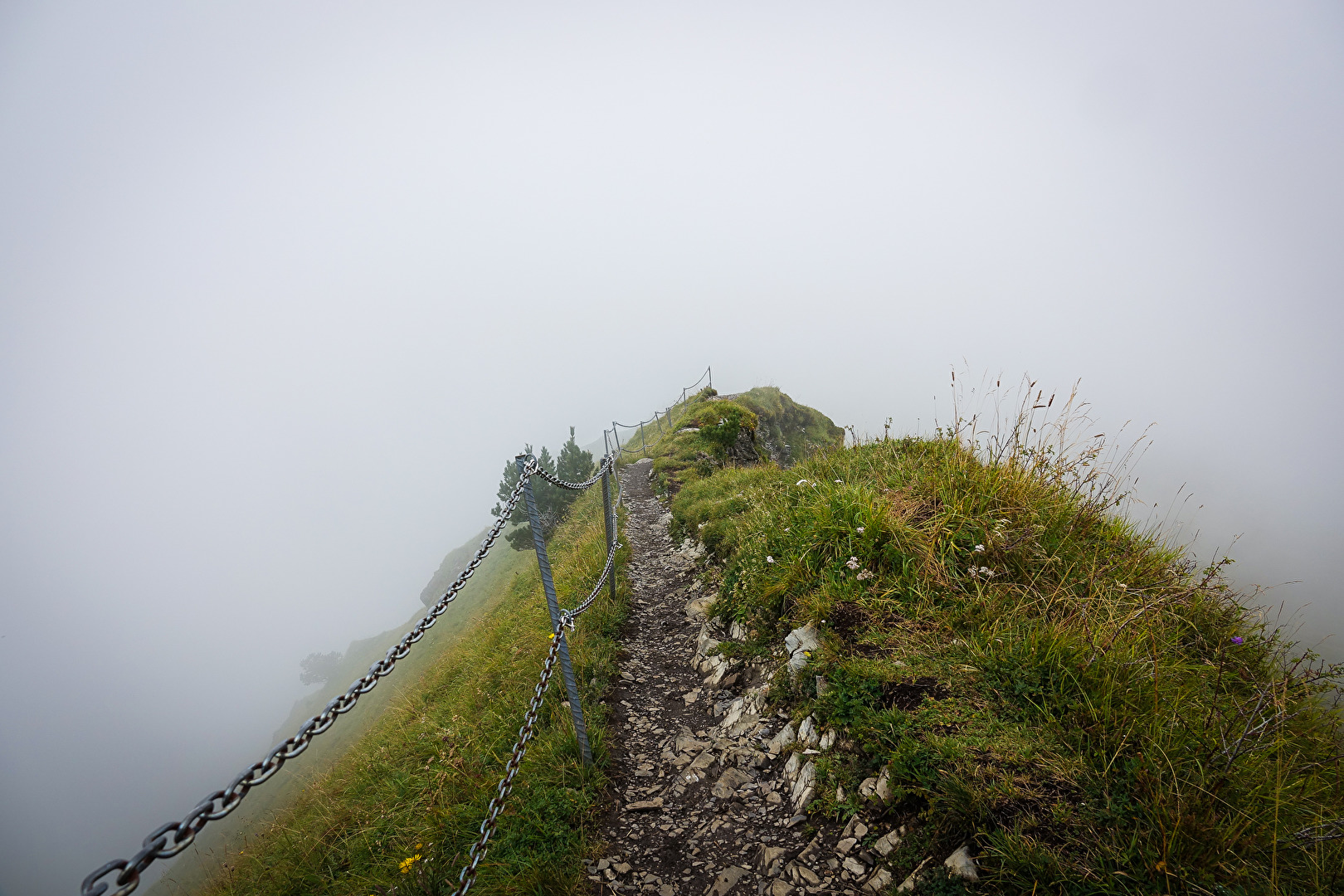 links und rechts geht es 2000m runter