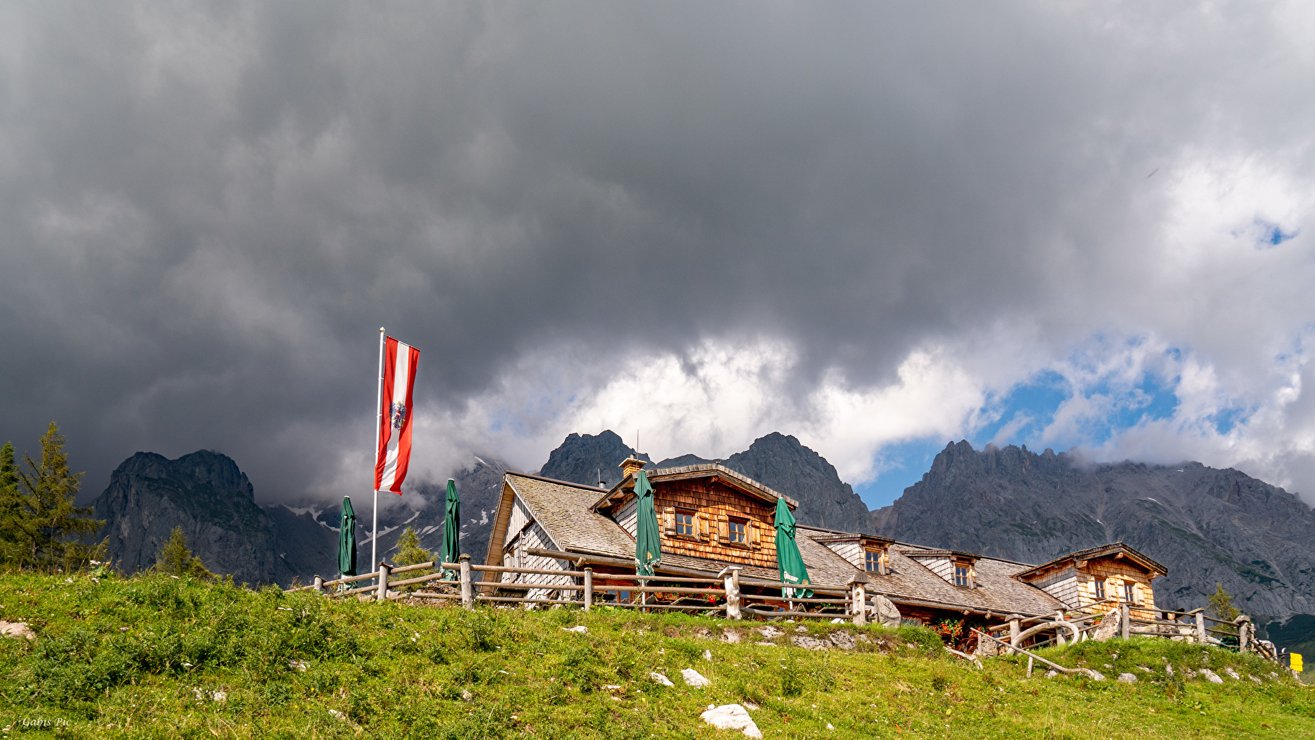 Dachstein mit aufziehendem Gewitter