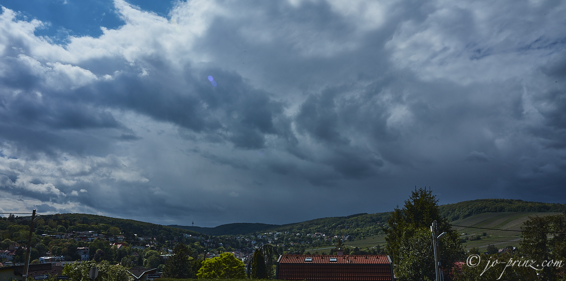 der wind treibt regen übers Land