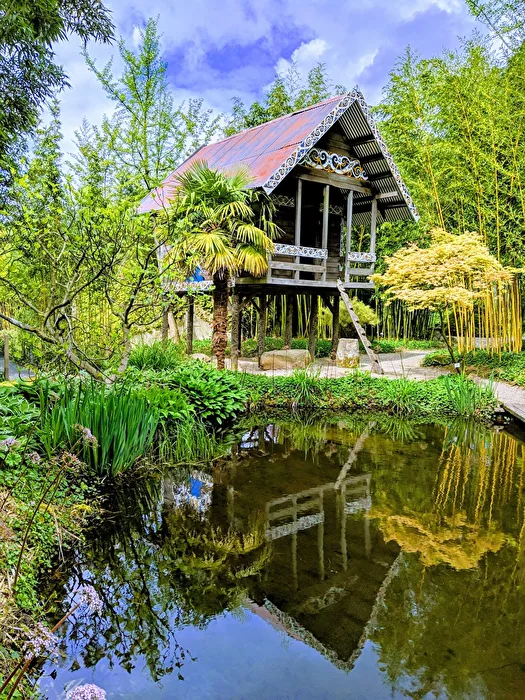 Une maison traditionnelle asiatique sur pilotis