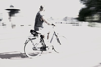 Radler in #HighKey und #Bewegungsunschärfe